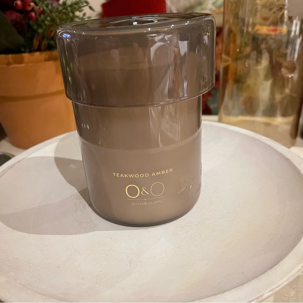 O & O teakwood Amber 18 oz candle